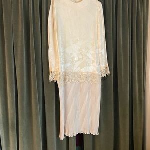 Neiman Marcus / Ricki for Nuit Ivory Lace-Trim Long-Sleeve vintage dress